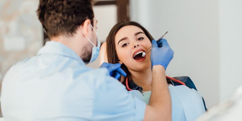 Top Reasons to Choose a Professional Teeth-Whitening Dentist