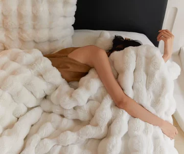 How to Choose the Perfect Blanket for Every Season